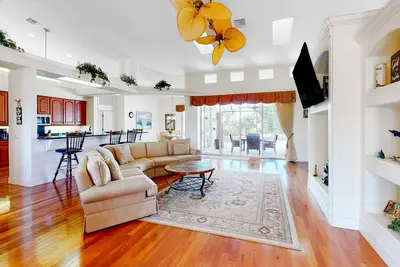 Image de Waterfront home with private heated pool, dock, firepit, grill, bikes, fireplace