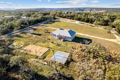 Image de House w/ Volleyball & Basketball