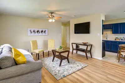 Image de 3 Mi to Dtwn: Waxahachie Townhome w/ Fire Pit