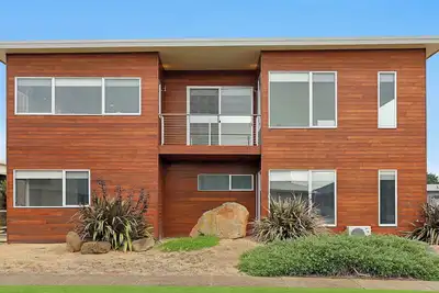 Image de Serenity House: Large home with ocean views.
