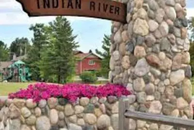 Image de Beautiful Burt Lake Vacation Home