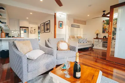 Image de Hamptons on Queen - Sunset Water Views