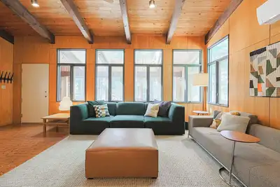 Image de Pine Point on Kosh Elegant Midcentury Cottage W/hot tub & gym