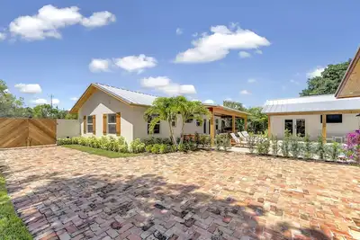Image de Coastal Beach Home With Serperate Guest Cottage