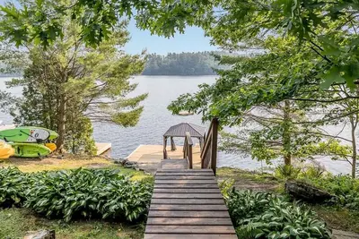Image de Muskoka Lakeshore Cottage Bliss, Sleeps 10 in winter, 16 in spring, summer, fall