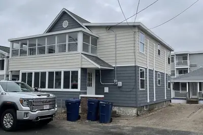 Image de New to Vrbo! Cozy 3 bedroom apt just steps away from the beach!