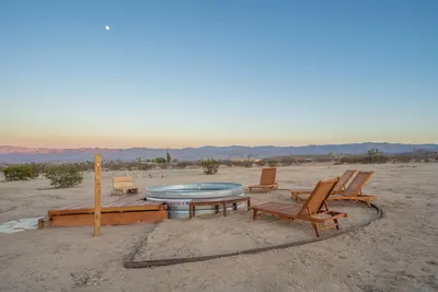 Image de Stonehill Retreat - Cowboy Pool, Hot Tub, Labyrinth, Soaking Tub and Privacy