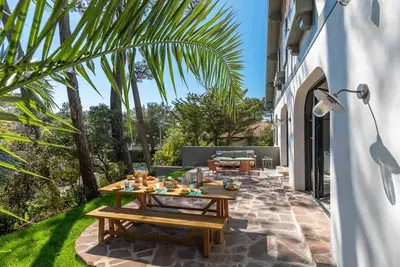 Image de Exclusivite : Position Dominante Pour Cette Villa Lumineuse Entre Lac Et OCÉAN