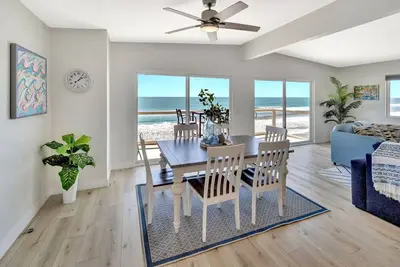 Image de Two Bedroom Beachfront Bliss with Ocean Views – Walk to Pier & Downtown