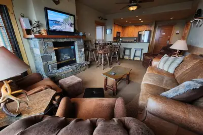 Image de Spacious Third Floor Corner Condo with Valley Views