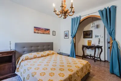 Image de Cozy 70 sqm apartment, which can comfortably accommodate 5 people, located on the ground floor of a building without a lift. This fully domotic property overlooks Via Santa Croce, one of the main streets of Lucca, and is within walking distance of the ma