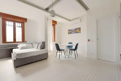 Image de Renovated studio apartment with all amenities!