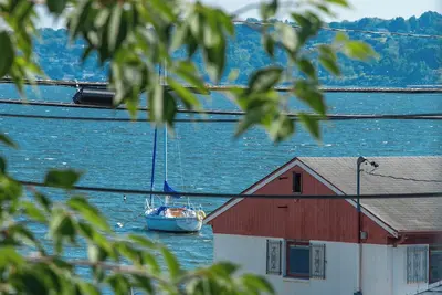 Image de Water Views from nearly Every Room! 3br 3ba Luxury in Portsmouth Ri