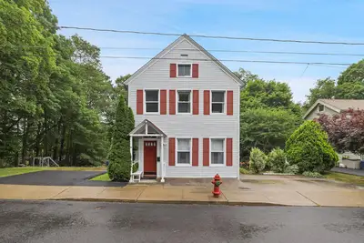 Image de Highland Falls home on West Point Fence-line