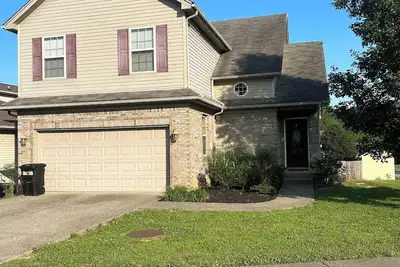 Image de 2600 Sf home 15 Minutes from Downtown Louisville in New Albany. Full basement.