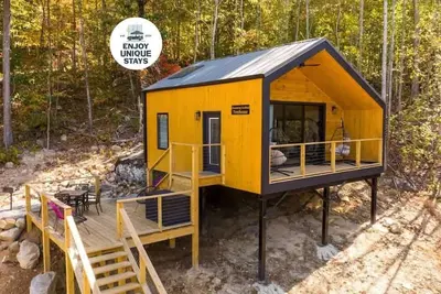 Image de Blooming Redbud Treehouse with private hot tub!