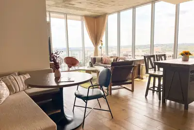 Image de Luxury Corner Unit with Rooftop Pool and Lake Views