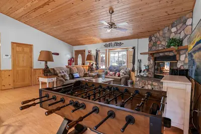 Image de Cozy Fox Cabin - Log Cabin, Hot Tub, Foosball, Fenced Yard