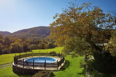 Image de Maison de vacances 'El Colomar, El Reixac Casa Rural' avec vue montagne, piscine partagée et Wi-Fi