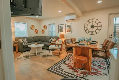 Image de Welcome to our spacious home in prime Albuquerque