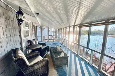 Image de New to Vrbo! Waterfront Home Sleeps 7, Hot Tub, 2 Docks, Fire Pit, Kayaks, Canoe