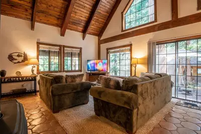 Image de Sierra Serenity - with Summer Rec Center Access!