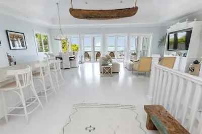 Image de Serene waterfront house w pool, dock & beautiful sunsets - 5 min walk to beach.