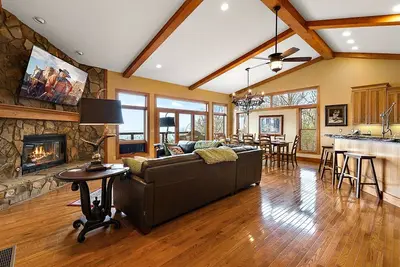 Image de Elegant Split-Level Mountain Home