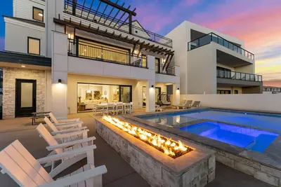 Image de The Beach Front 2. 0: Private Pool, Lagoon + Beaches