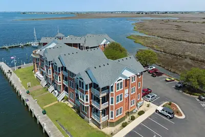 Image de Bay Dream: Waterfront Penthouse | Pool Access
