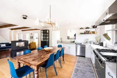 Image de Stunning 1860 Farmhouse, Private Pond & Hot Tub!