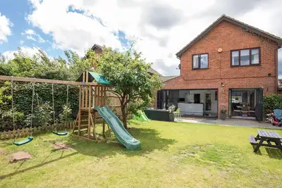 Pass the Keys | Gorgeous Family Home Near River Thames-Old Windsor