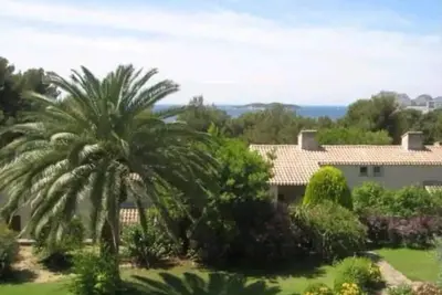 Image de Appartement vue mer avec grande terrasse, Ă 5 min de la plage!
