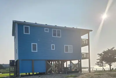 Image de Canal front home with gorgeous sound views. 3 bedroom 2. 5 bathrooms.