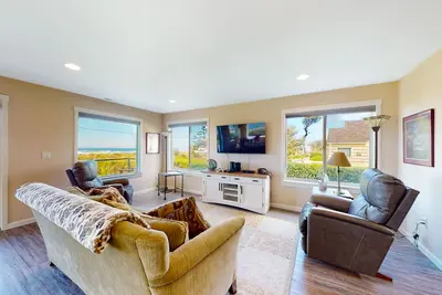 Image de Bright, modern home with great ocean views & deck - walk to the beach