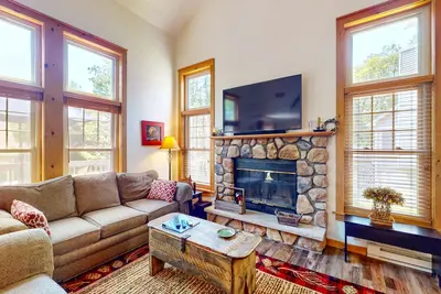 Image de Slope-side home with game room, balcony, fireplace, & grill