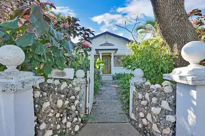 Image de Hemingway-style house +porch  in lush garden setting block from water