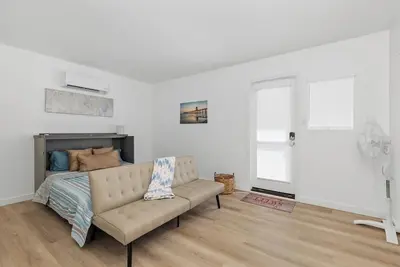 Image de Oceanside Coastal Cottage Nestled On A Quiet Street