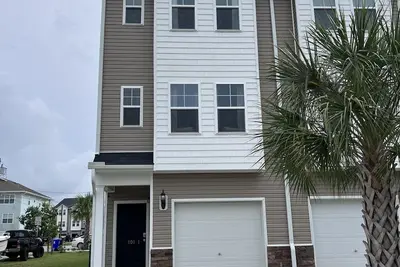 Image de 3 Br 3. 5 Ba: Sleeps 6 near Carolina Beach and State Park