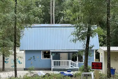 Image de \"Charming Barnominium on 2 Wooded Acres in Three Rivers Estates\". Sleeps 6.
