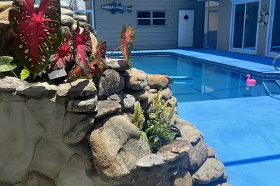 Image de Home with play room, enclosed pool and hot tub. Only 10 minutes from the beach!