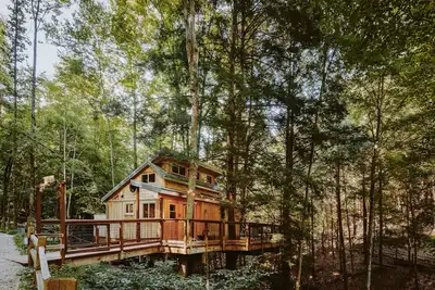 Image de The Maple Treehouse-Maison dans les arbres-Salle de bain privée séparée-Standard