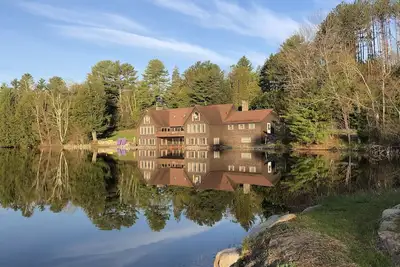 Image de Lake Front Estate