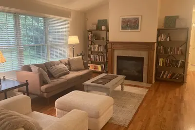 Image de Cozy home ensconced in nature, close to Notre Dame and the best of the area.