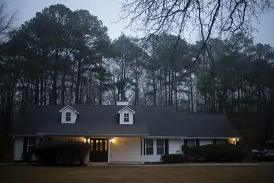 Image de Charming Woodside Home nestled in nature.