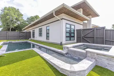 Image de Elevated Elegance Saltwater Pool Place-Heated Pool