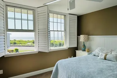 Image de Beach Front Beauty - 4 Bedrooms!