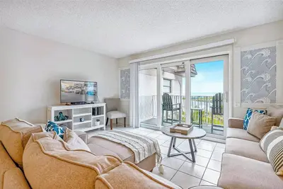 Image de Townhouse Style Condo Next to Pier on the Beach!