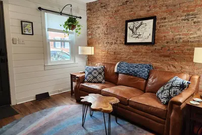 Image de New! Cozy Lancaster City Townhouse - Walkable to city sites