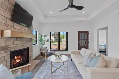Image de Luxury Property-Walk to lake and downtown Lake Geneva. Pet Friendly, Sleeps 8